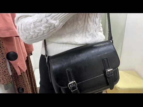 ❤️ الاستمناء العلني للعاهرة الصغيرة FeralBerry مع دسار في غرفة القياس ❤️